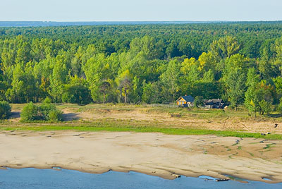 Домик на берегу реки, лес, ранняя осень. Фотография для постеров, календарей, для оформления интерьеров