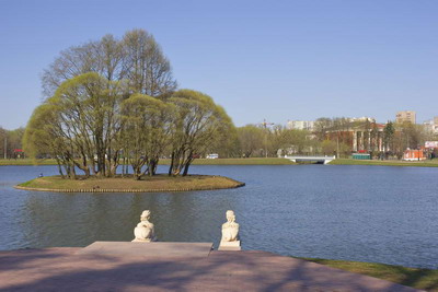 Москва, Музей-заповедник Царицыно, верхний пруд и сфинксы на берегу пруда, весна, утро