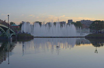 Москва, Музей-заповедник Царицыно, пруд и музыкальный фонтан, лето, вечер