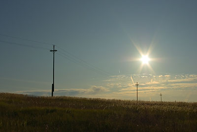 Линия электропередачи на фоне неба и яркого солнца, ЛЭП, энергетика. Фотография для постеров и календарей