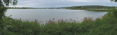 Панорама: Сенежское озеро (разлив под дамбой), пейзаж, облачный летний вечер. Фотография для постеров, календарей, для оформления интерьеров