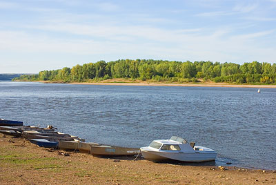 Река Вятка, речной пейзаж, летний день, лодки на берегу реки. Фотография для постеров, календарей, иллюстраций, для оформления интерьеров