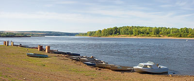 Панорамная фотография: река Вятка, речной пейзаж,солнечный летний день, лодки на берегу реки. Фотография для постеров, календарей, иллюстраций, для оформления интерьеров