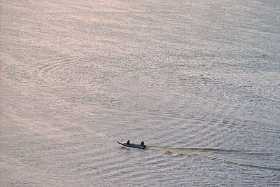 Река, лодка с мотором, речной пейзаж. Фотография для постеров, календарей, для оформления интерьеров