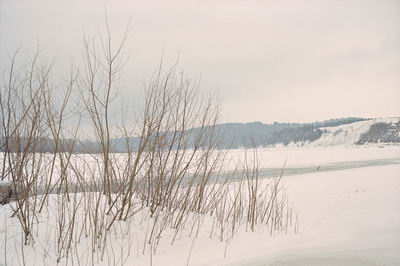 Река Вятка, речной пейзаж, морозный зимний день, берег реки. Фотография для постеров, календарей, иллюстраций, для оформления интерьеров и выставочных стендов