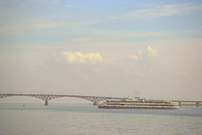 Город Саратов, река Волга, мост, пассажирский теплоход, летнее утро. Фотография для постеров, календарей, иллюстраций, для оформления интерьеров и выставочных стендов