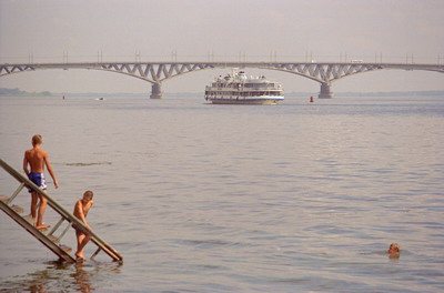 Город Саратов, река Волга, купание в реке, вид на мост с набережной. Фотография для постеров, календарей, иллюстраций, для оформления интерьеров и выставочных стендов