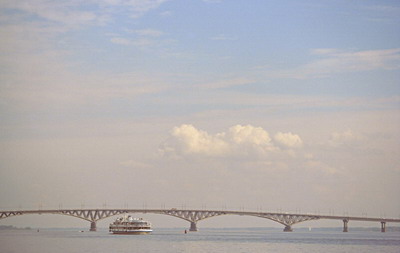 Город Саратов, река Волга, автомобильный мост, пассажирский теплоход под мостом, летнее утро. Фотография для постеров, календарей, иллюстраций, для оформления интерьеров и выставочных стендов