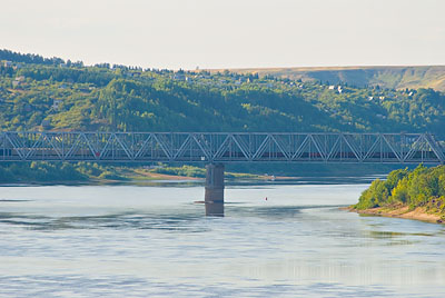 Река Вятка, грузовой поезд на мосту, летний вечер. Фотография для постеров, календарей, для оформления интерьеров