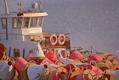 Река Вятка, осень, речное судно, бакены, снятые с воды на зиму. Фотография для постеров, календарей, иллюстраций, для оформления интерьеров и выставочных стендов