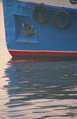 Нос и борт речного судна с якорем и отражение в воде. Фотография для постеров, календарей, иллюстраций, для оформления интерьеров и выставочных стендов