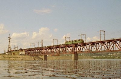 Река Волга, грузовой поезд на мосту, летний день. Фотография для постеров, календарей, иллюстраций, для оформления интерьеров и выставочных стендов