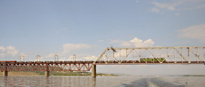 Река Волга, грузовой поезд на мосту, летний день. Фотография для постеров, календарей, иллюстраций, для оформления интерьеров и выставочных стендов