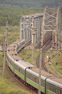 Железная дорога, пассажирский поезд на мосту, летний вечер 