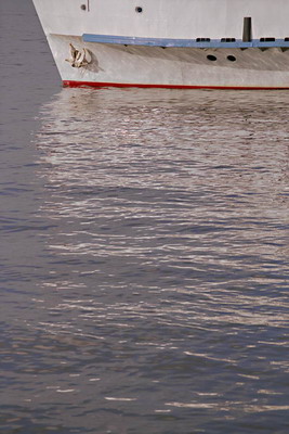 Борт пассажирского судна и его отражение в воде. Фотография для постеров, календарей, иллюстраций, для оформления интерьеров и выставочных стендов