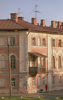 Фотография для постеров, календарей, иллюстраций, для оформления интерьеров и выставочных стендов. Нижний Новгород, старый дом, вечер 