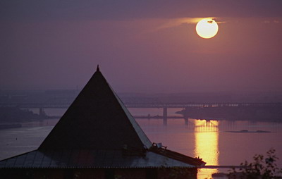 Фотография для постеров, календарей, иллюстраций, для оформления интерьеров и выставочных стендов. Нижний Новгород, закат на Волге, башня Кремля