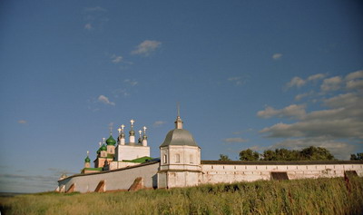 Фотография для постеров, календарей, иллюстраций, для оформления интерьеров и выставочных стендов. Город Переславль-Залесский, Успенский Горицкий монастырь, небо с облаками, лето, вечер, пейзаж