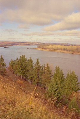 Река Вятка, ели на берегу, небо с облаками, пейзаж, осень, октябрь. Фотография для постеров, календарей, иллюстраций, для оформления интерьеров и выставочных стендов Фотография для постеров, календарей, иллюстраций, для оформления интерьеров и выставочных стендов. Река Вятка, ели на берегу, небо с облаками, пейзаж, осень, октябрь
