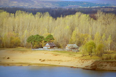 Река, песчаный берег, деревянные дома на берегу, пейзаж, осень. Фотография для постеров, календарей, иллюстраций, для оформления интерьеров и выставочных стендов Фотография для постеров, календарей, иллюстраций, для оформления интерьеров и выставочных стендов. Река, песчаный берег, деревянные дома на берегу, пейзаж, осень