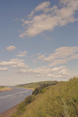 Река Вятка, берег, небо с облаками, пейзаж, солнечный день, лето. Фотография для постеров, календарей, иллюстраций, для оформления интерьеров и выставочных стендов Фотография для постеров, календарей, иллюстраций, для оформления интерьеров и выставочных стендов. Река Вятка, берег, небо с облаками, пейзаж, солнечный день, лето