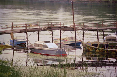 Город Саратов, река Волга, лодки у причала. Фотография для постеров, календарей, иллюстраций, для оформления интерьеров и выставочных стендов Фотография для постеров, календарей, иллюстраций, для оформления интерьеров и выставочных стендов. Город Саратов, река Волга, лодки у причала